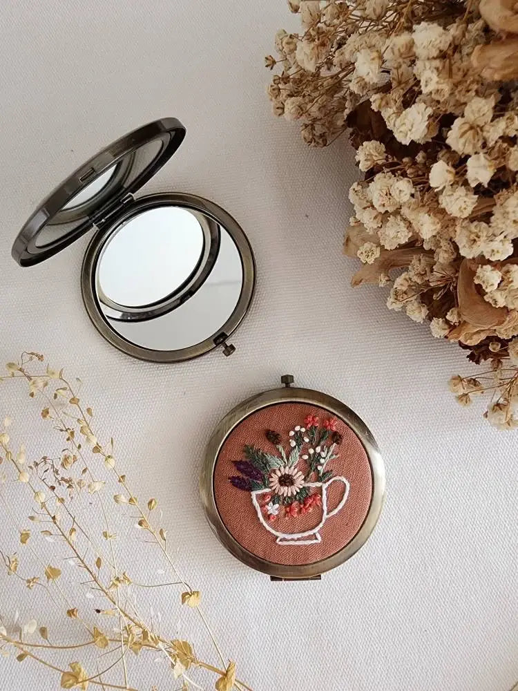 Floral Embroidered Compact Mirror, Collection Sophia ✅
