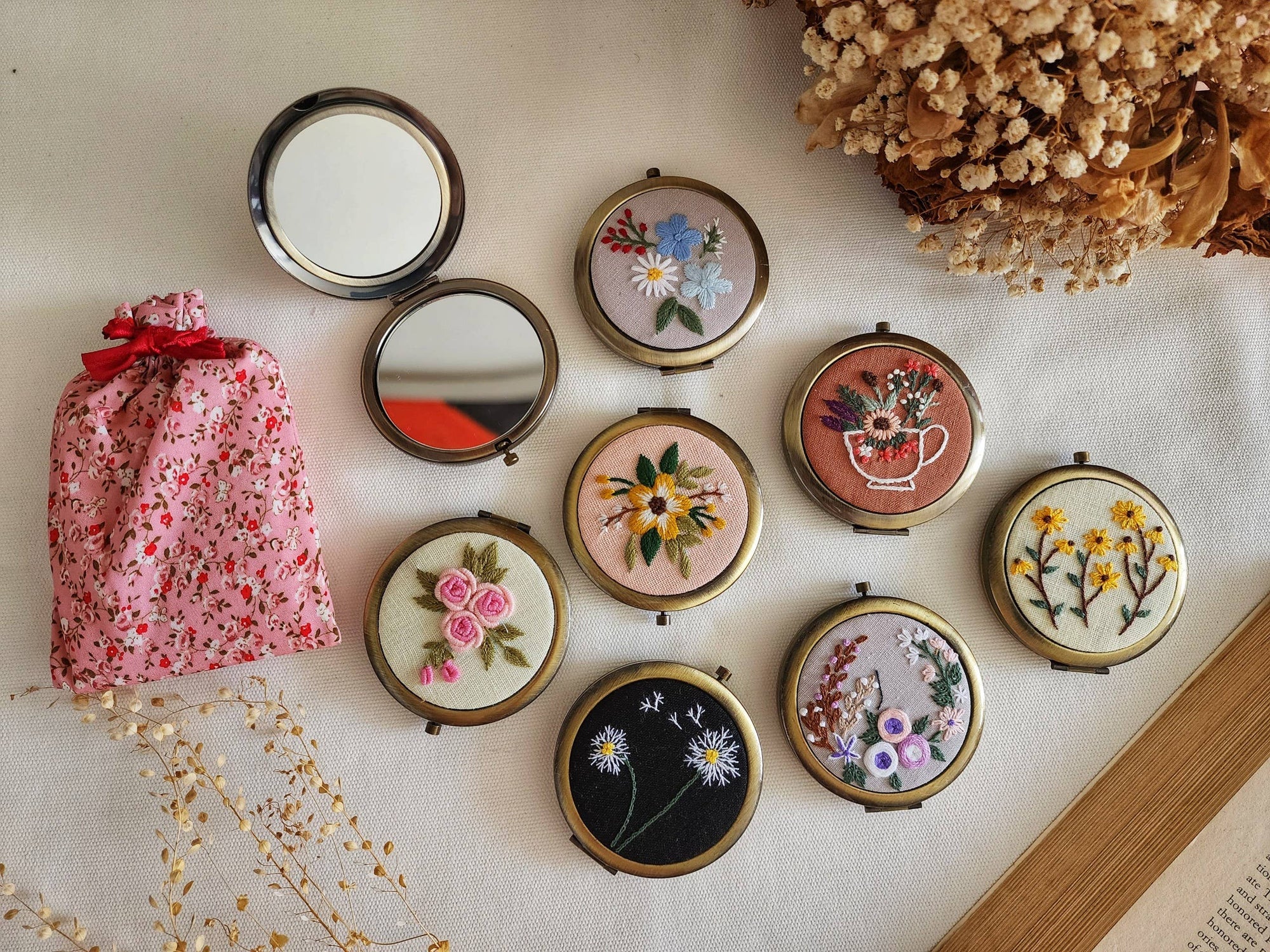 Floral Embroidered Compact Mirror, Collection Sophia ✅